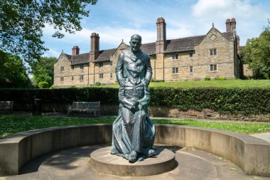 Estetik cerrah öncüsü Sör Archibald McIndoe 'nun heykeli, Sackville Koleji' nin dışında, Doğu Grinstead, Batı Sussex, İngiltere