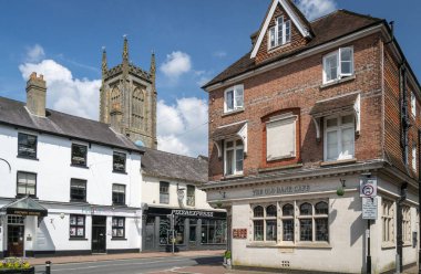 East Grinstead, West Sussex, İngiltere 'deki High Street manzarası