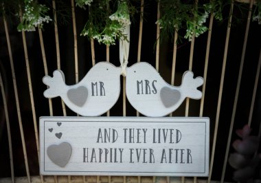 Ahşap Bay ve Bayan tabeladan sonra sonsuza dek mutlu yaşadılar.