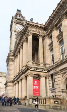 Birmingham, İngiltere, Kasım 2018 - Birmingham, İngiltere 'deki müze ve sanat galerisinin süslü cephesi