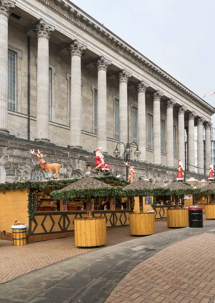 バーミンガム 2018年11月 英国のバーミンガム市にあるドイツのクリスマスマーケットとタウンホールの屋台 — ストック写真