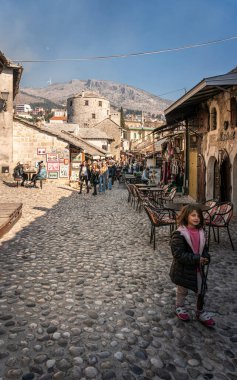 Mostar, Bosna-Hersek, Mart 2022 - Bosna-Hersek 'in antik Mostar kentinin kaldırımlı sokakları