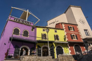 Mostar, Bosna-Hersek, Mart 2022 - Bosna-Hersek 'in Mostar kentinin renkli binaları