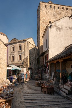 Mostar, Bosna-Hersek, Mart 2022 - Eski cadde ve Bosna-Hersek 'in Mostar kentinin binaları