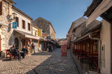 Mostar, Bosna-Hersek, Mart 2022 - Bosna-Hersek 'in Mostar kentindeki eski kaldırım taşı caddesi