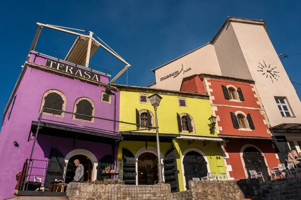 Mostar, Bosna-Hersek, Mart 2022 - Bosna-Hersek 'in Mostar kentinin renkli binaları