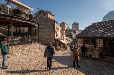 Mostar, Bosna-Hersek, Mart 2022 - Bosna-Hersek 'in Mostar kentindeki eski kaldırım taşı caddesi