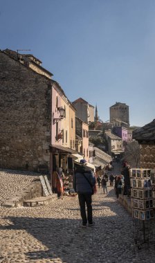 Mostar, Bosna-Hersek, Mart 2022 - Bosna-Hersek 'in Mostar kentindeki eski kaldırım taşı caddesi