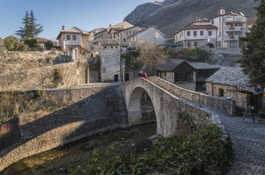 Bosna-Hersek 'in Mostar kentindeki derenin üzerindeki Eğri Köprü