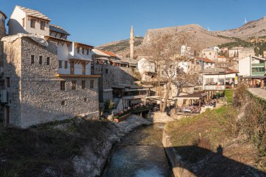 Bosna-Hersek 'in Mostar kentindeki derenin manzarası