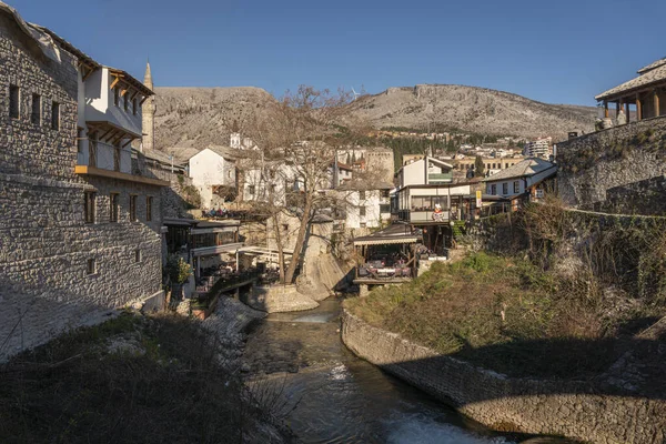 Bosna-Hersek 'in Mostar kentindeki derenin manzarası