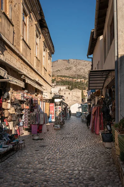 Mostar, Bosna-Hersek, Mart 2022 - Bosna-Hersek 'in Mostar kentindeki eski kaldırım taşı caddesi
