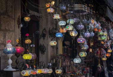 Bosna-Hersek 'in Mostar kentinde satılık renkli fenerler