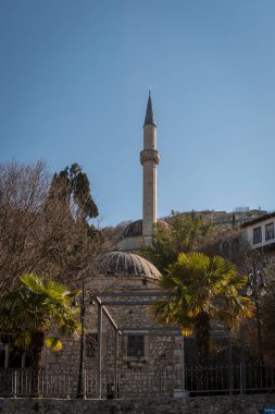 Bosna-Hersek 'in Capljina belediyesinin Pocitelj köyündeki medrese, cami ve minarenin çatısı.