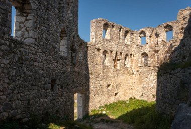 Bosna-Hersek 'in Capljina belediyesindeki Pocitelj ortaçağ köyündeki taş kalenin duvarları