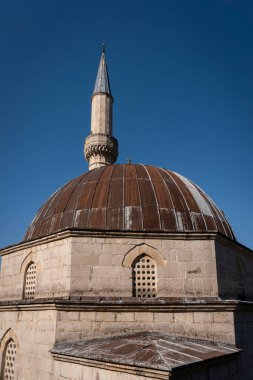 Bosna-Hersek 'in Capljina belediyesindeki Pocitelj ortaçağ köyündeki caminin çatısı ve minaresi