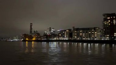 Thames Nehri 'ndeki hareket halindeki bir tekneden Londra' nın gökyüzüne bakan görüntüsü