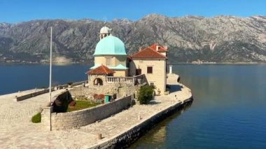 Karadağ 'ın Kotor Körfezi' ndeki Our Lady of the Rocks adasının çekimleri