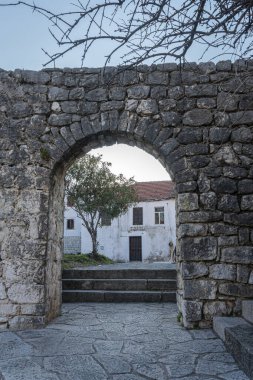 Bosna-Hersek 'in eski Trebinje kentindeki taş duvardaki antik kapı