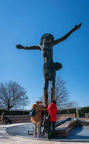 Menschen Beten Fuße Der Statue Des Auferstandenen Christus Dorf Medjugorje — Stockfoto