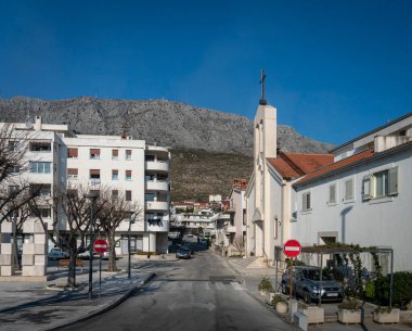 Hırvatistan 'ın Omis kentindeki bir banliyö caddesinin manzarası