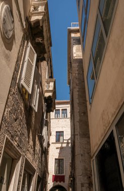 Hırvatistan 'ın Split kentindeki Diocletian' s Palace 'ın dar bir sokağındaki binaların cephelerine baktığımızda,
