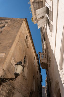 Hırvatistan 'ın Split kentindeki Diocletian' s Palace 'ın dar bir sokağındaki binaların cephelerine baktığımızda,
