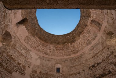 Hırvatistan 'ın Split kentindeki Diocletian Sarayı' nın kubbeli çatısındaki açıklığa bak
