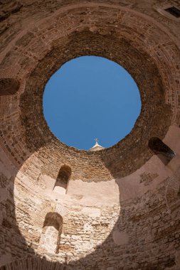Hırvatistan 'ın Split kentindeki Diocletian Sarayı' ndaki çan kulesinin görünen ucuyla kubbeli çatıdaki açıklığın görüntüsü