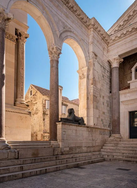 Una Esfinge Granito Peristilo Del Palacio Diocleciano Split Croacia —  Fotos de Stock