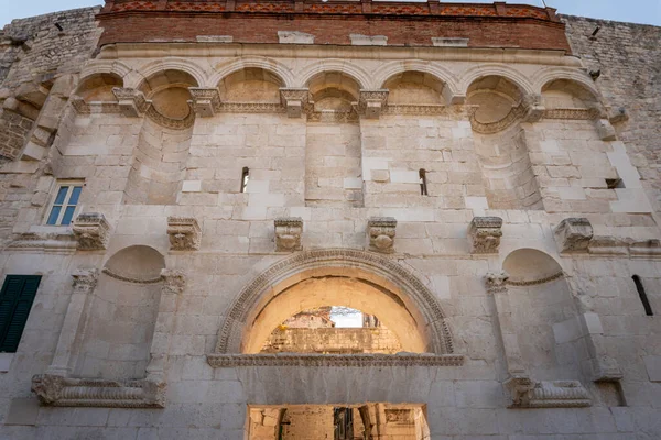 Фасад Золотых Ворот Дворце Диоклетиана Сплите Хорватия — стоковое фото