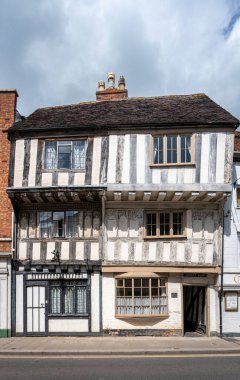 Tewkesbury, İngiltere, Mayıs 2022 - İngiltere 'nin Gloucestershire kentindeki Tewkesbury pazar kasabasındaki antik kereste çerçeveli bina