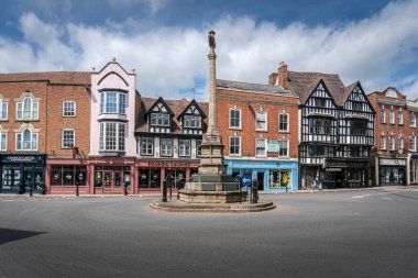 Tewkesbury, İngiltere, Mayıs 2022 - İngiltere 'nin Gloucestershire kentindeki Tewkesbury pazar kasabasında Pazar Haçı