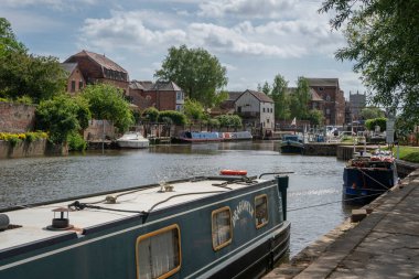 Tewkesbury, İngiltere, Mayıs 2022 - İngiltere 'nin Gloucestershire kentindeki Tewkesbury' de Avon Nehri manzarası
