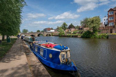 Tewkesbury, İngiltere, Mayıs 2022 - İngiltere 'nin Gloucestershire kentindeki Tewkesbury' de Avon Nehri manzarası