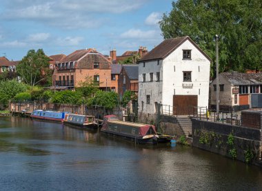 İngiltere 'nin Gloucestershire kentindeki Tewkesbury pazar kasabasındaki Avon Nehri' ndeki dar kayık manzarası.