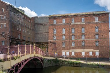 İngiltere 'nin Gloucestershire kentindeki Tewkesbury pazar kasabasında antik un değirmeni binası.