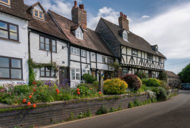 Tewkesbury, İngiltere, Mayıs 2022 - İngiltere 'nin Gloucestershire kentindeki Tewkesbury pazar kasabasındaki antik kereste çerçeveli kulübeler