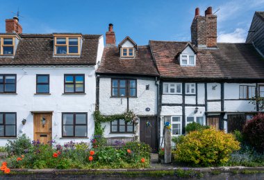 Tewkesbury, İngiltere, Mayıs 2022 - İngiltere 'nin Gloucestershire kentindeki Tewkesbury pazar kasabasındaki antik kereste çerçeveli kulübeler