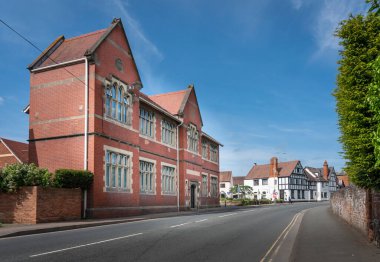 İngiltere 'nin Gloucestershire kentindeki Tewkesbury' deki Abbey View School 'un sokak manzarası.