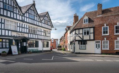 Tewkesbury, İngiltere, Mayıs 2022 - İngiltere 'nin Gloucestershire kentindeki Tewkesbury pazar kasabasındaki antik binaların sokak manzarası