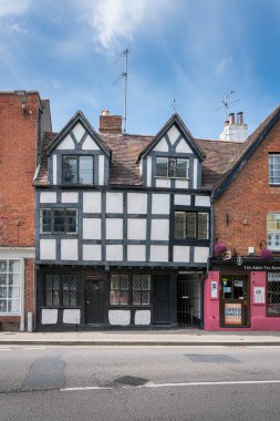 Tewkesbury, İngiltere, Mayıs 2022 - İngiltere 'nin Gloucestershire kentindeki Tewkesbury pazar kasabasındaki antik kereste çerçeveli bina