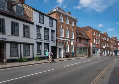 Tewkesbury, İngiltere, Mayıs 2022 - İngiltere 'nin Gloucestershire kentindeki Tewkesbury pazar kasabasındaki antik binaların sokak manzarası