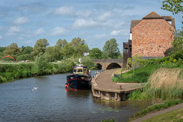 イギリス イングランド グロスターシャーのTewkesburyの市場町での川エイボンの眺め — ストック写真