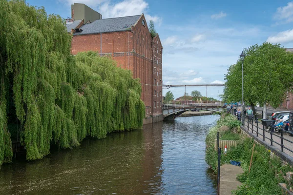 英国格洛斯特郡Tewkesbury镇古老的面粉厂建筑和雅芳河 — 图库照片