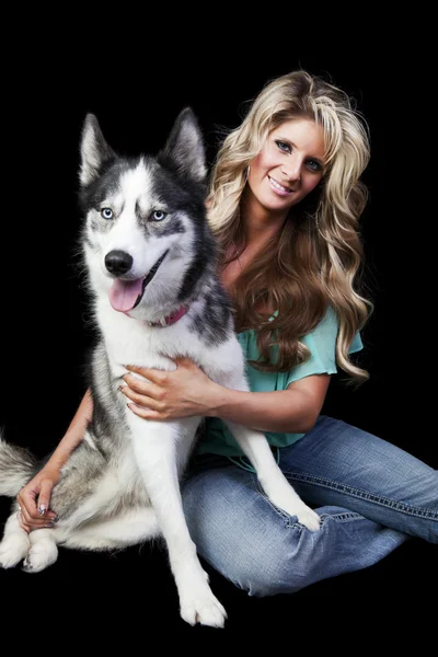 Mulher com Husky americano — Fotografia de Stock