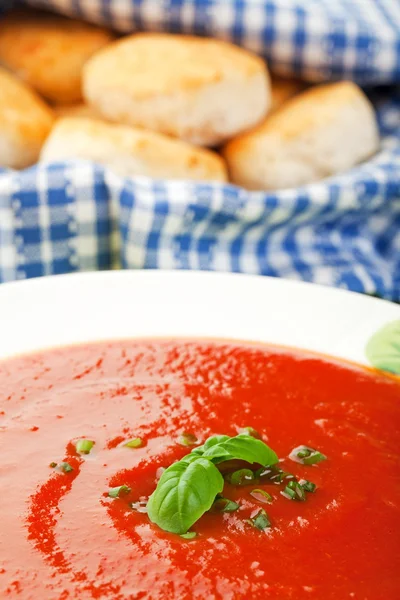 Soupe de tomates aux biscuits faits maison Photo De Stock