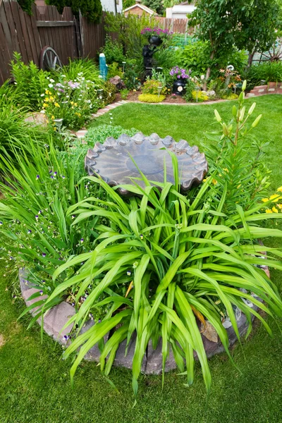 Vogelbad-Garten — Stockfoto