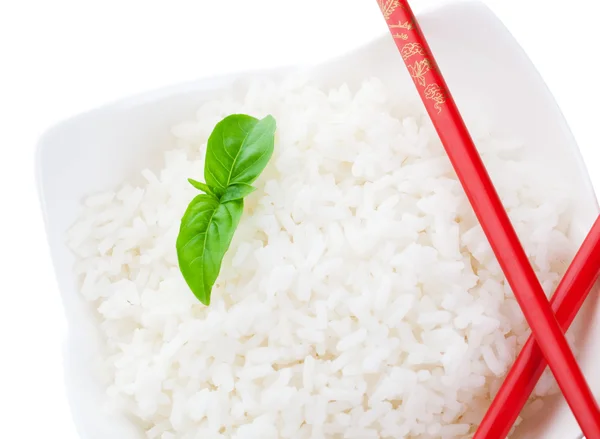 Reis und rote Essstäbchen mit Schneideweg lizenzfreie Stockfotos