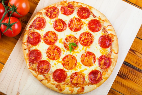 Ganze Pfefferoni-Pizza Stockbild